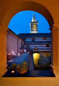 莫内利亚阿巴迪亚圣乔治酒店的享有带钟楼建筑的景致