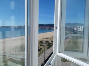 坎加斯德穆拉索普拉亚酒店的享有海滩景致的开放式窗户
