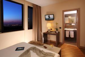 弗拉斯卡蒂梅萨德Spa酒店的酒店客房设有一张床,享有浴室的景色