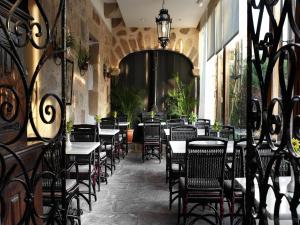 贝拉·德比达索阿楚鲁特酒店的餐厅里一排桌椅