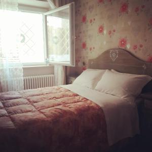 圣贝内代托-德尔特龙托B&B Incanto sotto il mare的一间卧室设有一张大床和一个窗户。