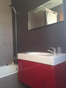 Manganeses de la LampreanaAltejo的浴室配有盥洗盆、镜子和浴缸