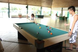 梅尔加Hotel Guadaira Resort的打台球的女人和姑娘