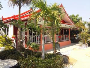 Khun Han雷拉瓦迪度假村的前面有棕榈树的房子
