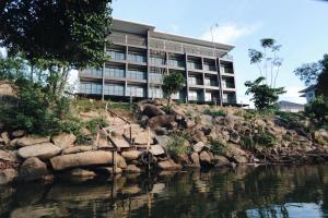 尖竹汶利维尔拉旺酒店的水体旁的山丘上的建筑物