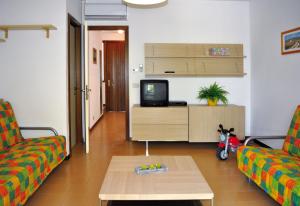 比比翁Villaggio Dei Fiori的客厅配有两张沙发和一台电视机