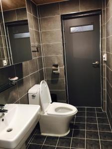 丹阳Us on Earth Guesthouse的一间带卫生间和水槽的浴室