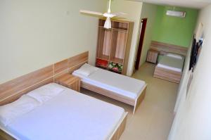欧里尼奥斯Hotel Maranhão的小房间设有两张床和窗户