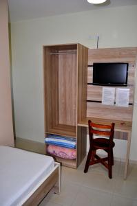 欧里尼奥斯Hotel Maranhão的一间卧室配有一张床、一张桌子和一把椅子