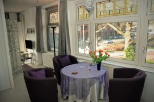 鹿特丹山姆斯普莱斯公寓的一间带桌椅和窗户的用餐室