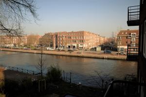 鹿特丹山姆斯普莱斯公寓的城市中河流景观,建筑