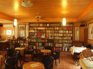 南庄乡眉山居民宿的图书馆配有桌椅和书架
