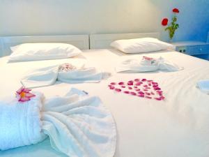 斯塔罗斯克列奥帕特拉酒店的一张白色的床,上面有两个婴儿用品
