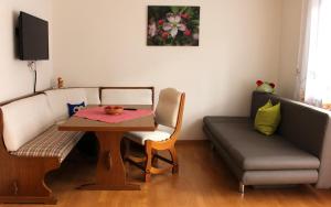 卡斯泰尔贝洛Villa Malus的客厅配有桌子和沙发