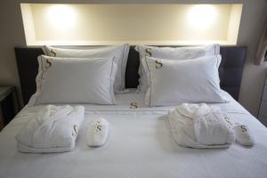 卡斯卡伊斯套房住宿加早餐旅馆的一张带白色毛巾和枕头的床