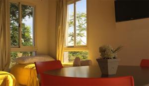 费德拉西翁里约温泉酒店的客房设有桌子、床和窗户。