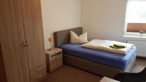 汉堡弗朗库德意志酒店 的一间小卧室,配有床和窗户