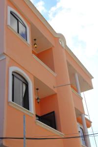 阿约拉港Hostal Duncan的一座橙色的建筑,窗户在建筑的一侧