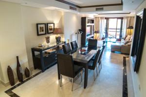 EsteponaMar Azul ApartHotel的用餐室以及带桌椅的起居室。
