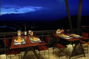 考科卡奥特瑞度假村的两个桌子,晚上在阳台上放上食物盘