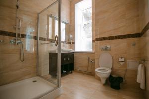 塔拉兹Hotel Inju的带淋浴、卫生间和盥洗盆的浴室