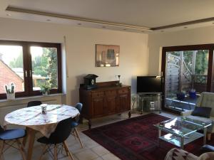 科尔申布罗赫Haus 23的客厅配有桌子和电视