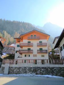 阿莱盖Dolomites Seasons的公寓大楼拥有橙色和白色