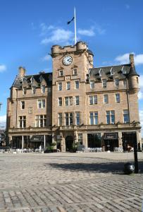 爱丁堡马尔马逊爱丁堡酒店的一座大型砖砌建筑,上面有时钟