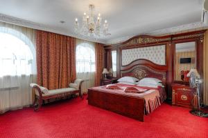 伊尔库茨克欧罗巴酒店的一间卧室配有一张大床和一个吊灯。