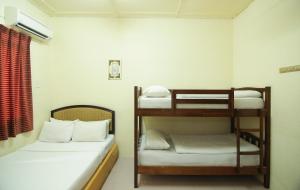 乔治市兰花住宿的一间客房内配有两张双层床的房间