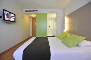 钟楼马拉加机场酒店客房内的一张或多张床位