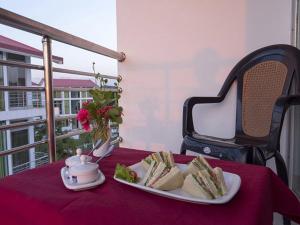 InāniInani Royal Resort的一张桌子,上面放着一盘三明治和一杯咖啡