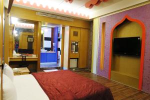 彰化市富晴汽車旅館Fu Ching Motel的一间卧室配有一张床和一台平面电视