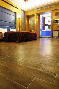 彰化市富晴汽車旅館Fu Ching Motel的大型客房,设有木地板和一张床