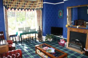 莱瑟姆-圣安妮费尔迈尔酒店的蓝色的客厅设有壁炉和桌子