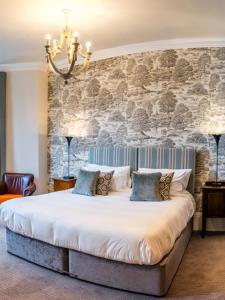 伯明翰高地联排别墅酒店的一间卧室设有一张带石墙的大床