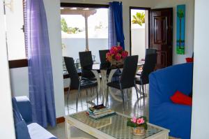 宏达海滩Villa La Concha的一间带桌椅的用餐室