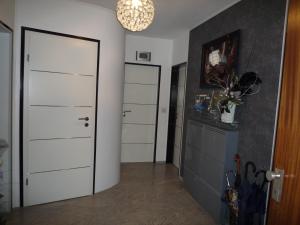汉诺威拉特泽私人公寓的厨房配有白色橱柜和白色门