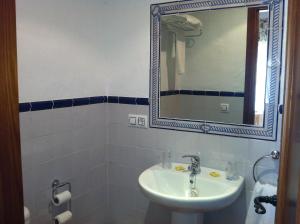 萨阿拉德洛斯阿图内斯Hostal El Espinel的一间带水槽和镜子的浴室