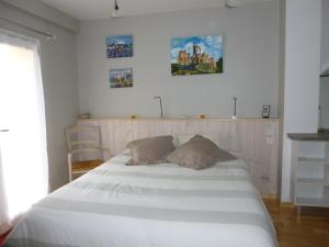 福梅尔皮艾尔奥克斯布朗切酒店的卧室配有一张带两个枕头的大白色床