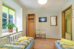 维尔纽斯菲拉雷泰旅馆的一间卧室设有两张床、一台电视和一扇窗户。