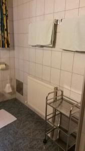 卡普尔Apart Beate的瓷砖浴室设有椅子和毛巾