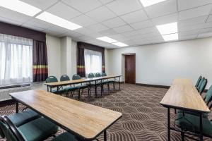 索尔兹伯里Quality Inn & Suites的一间会议室,里面配有桌椅