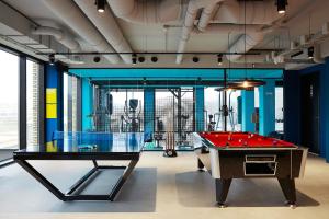 埃因霍温The Social Hub Eindhoven的带游泳池的客房内的乒乓球桌
