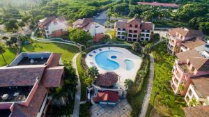 蓬塔卡纳Tot Punta Cana Apartments的享有带游泳池的房屋的空中景致