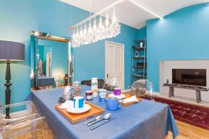 伦敦South Kensington Apartment x4的蓝色的房间,配有桌子、盘子和餐具
