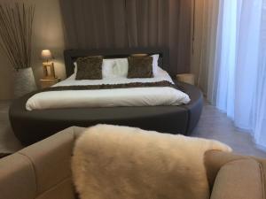 卡尔卡松阁楼SPA - 科特泰堡公寓的一间卧室配有一张大床和一张沙发