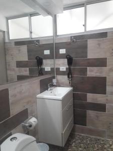 库库塔亚瑟布里奇酒店的一间带水槽和卫生间的浴室