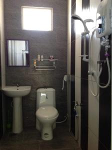 瓜埠斯里特蚌告度假屋的一间带卫生间和水槽的浴室