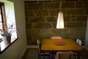 Buckland斯特奥瑞克皮尔斯别墅的餐桌、椅子和灯具